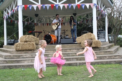 Elvis Blue enchants at botanical garden